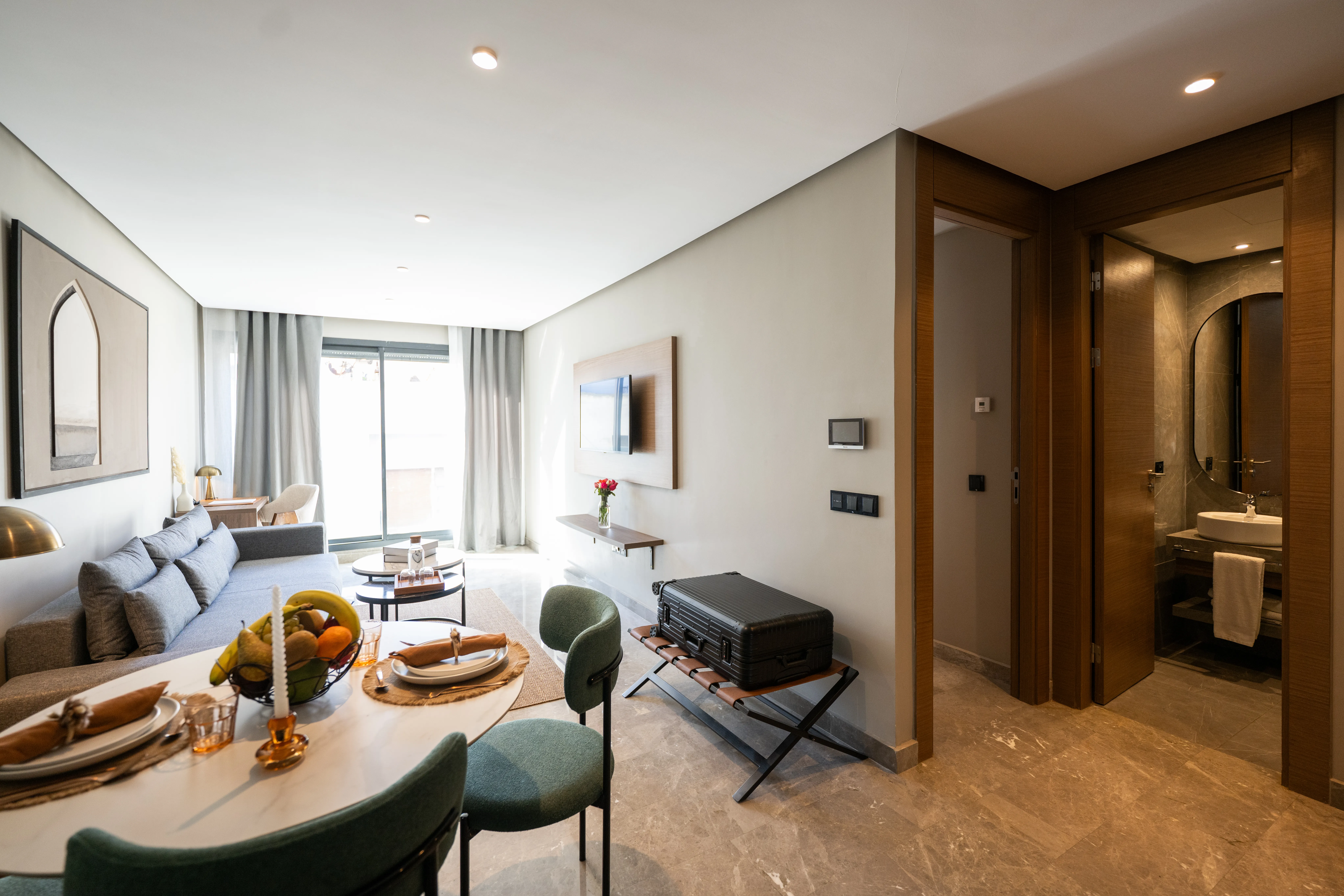 Suite Junior avec Balcon – Vue Ville thumbnail 2
