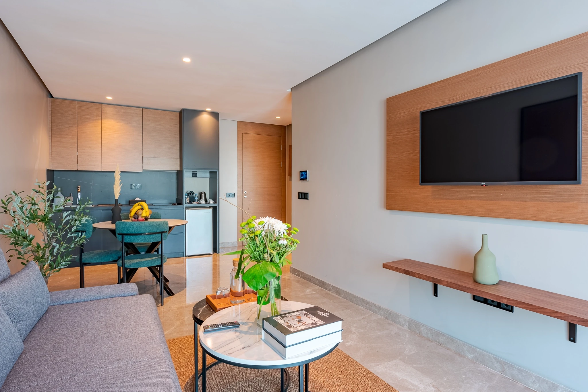 Suite Junior avec Balcon – Vue Ville thumbnail 2
